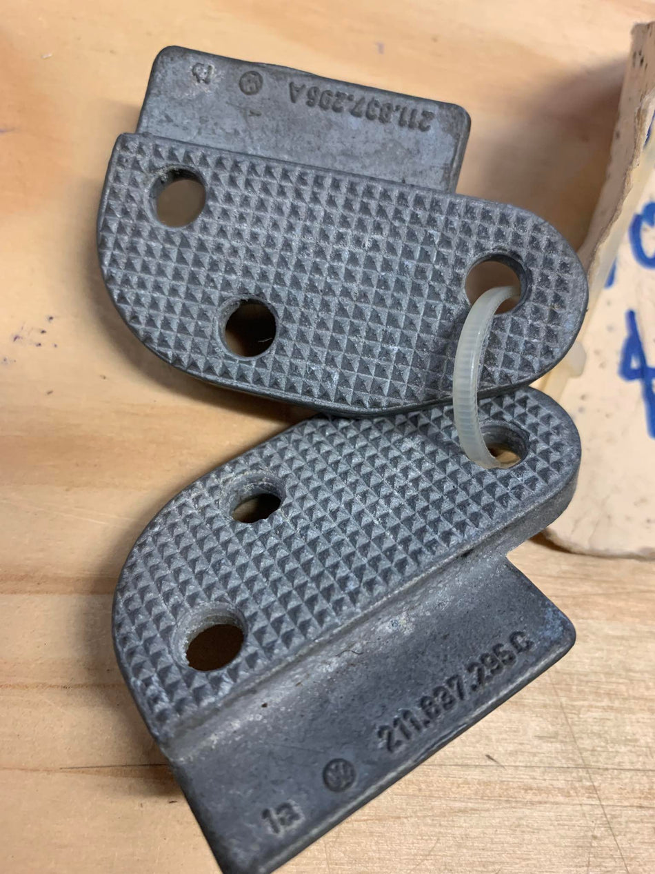 Door Striker Plates, Kombi *NOS